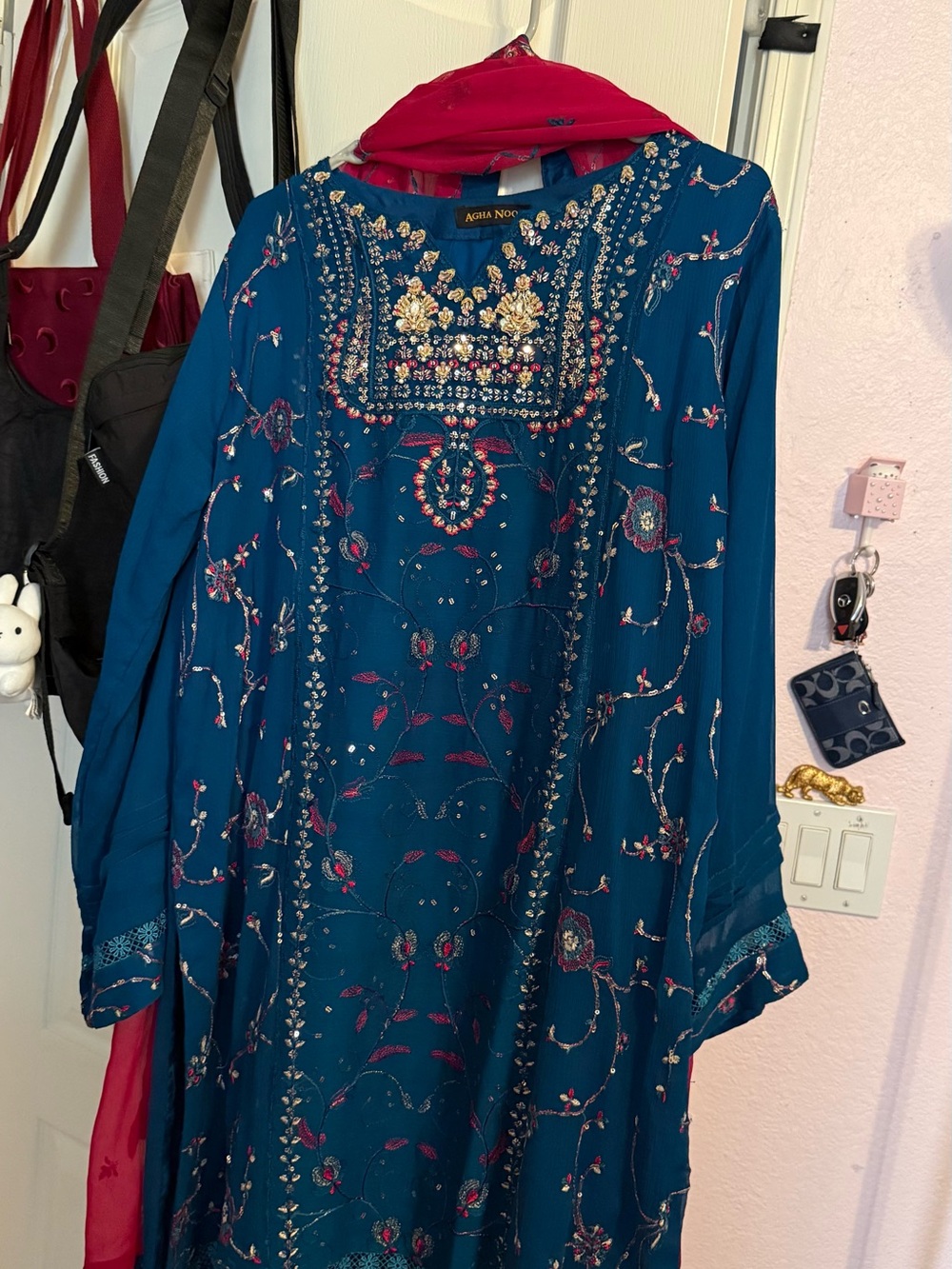 Handmade beautiful Pakistani shalwar kameez by Agha Noor